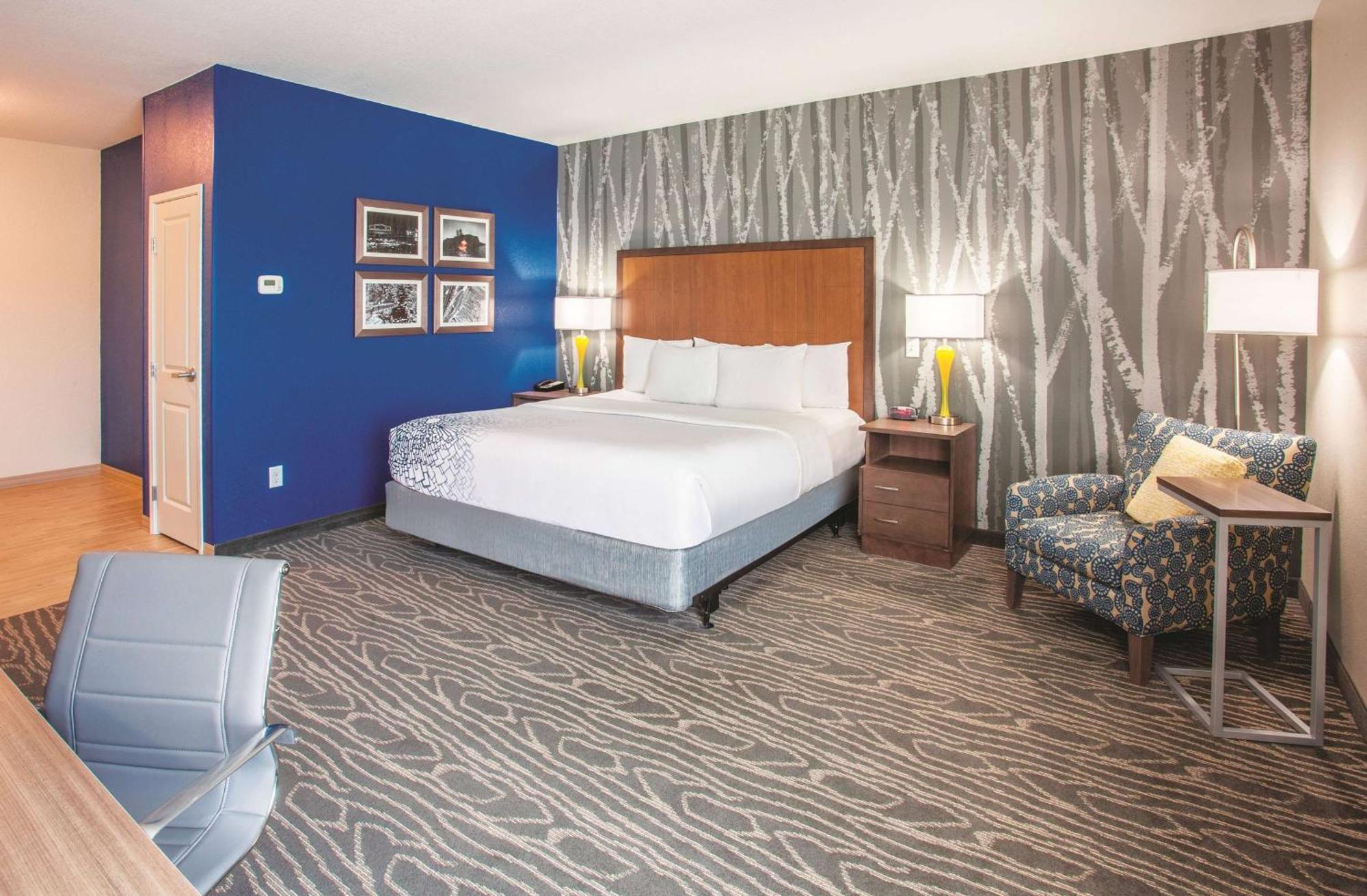 King Room with Bath Tub - Mobility Accessible/Non-Smoking