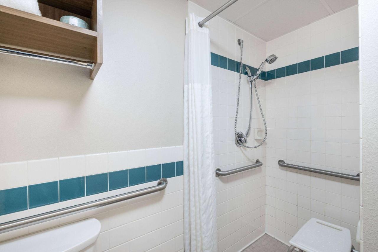Queen Room Roll Shower Mobility Accessible or Non-Smoking,1403737868:JPEG