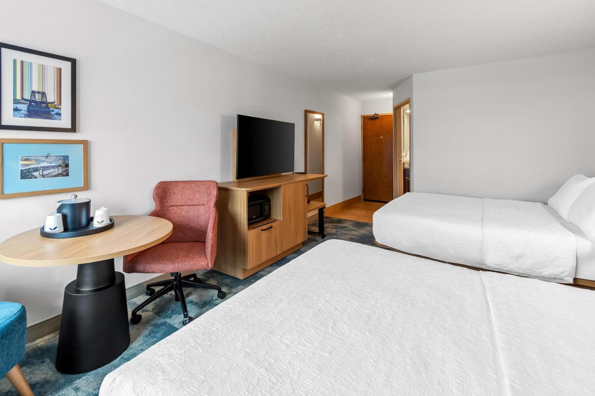 Queen Room with Two Queen Beds and Lake View - Non-Smoking