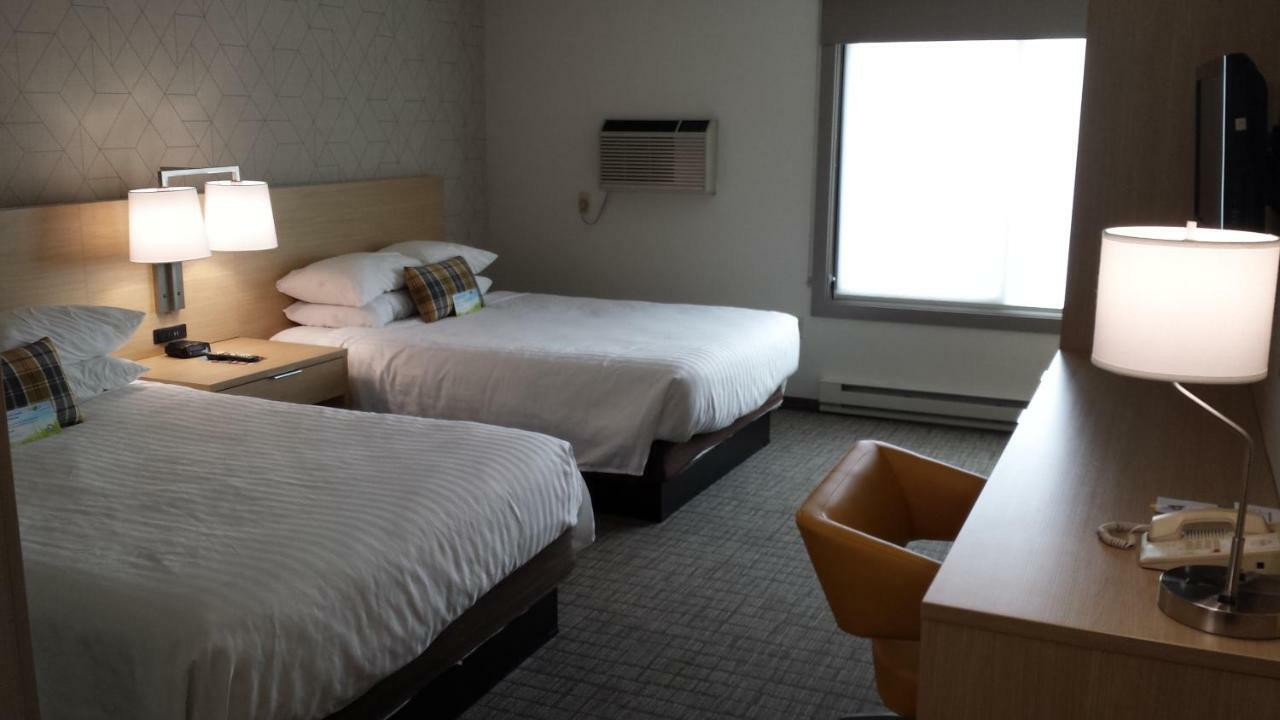 Queen Room Two Queen Beds Non-Smoking,908836870:JPEG